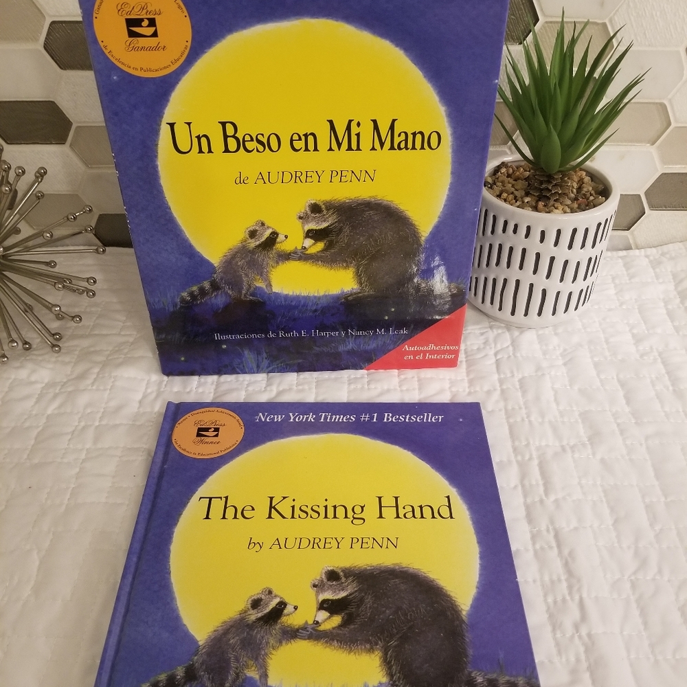 The kissing Hand English and Spanish Books